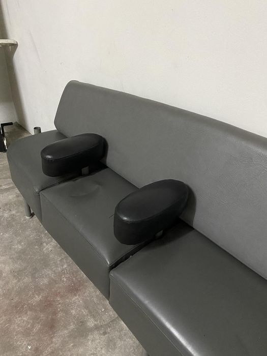 Sofá cinzento em napa