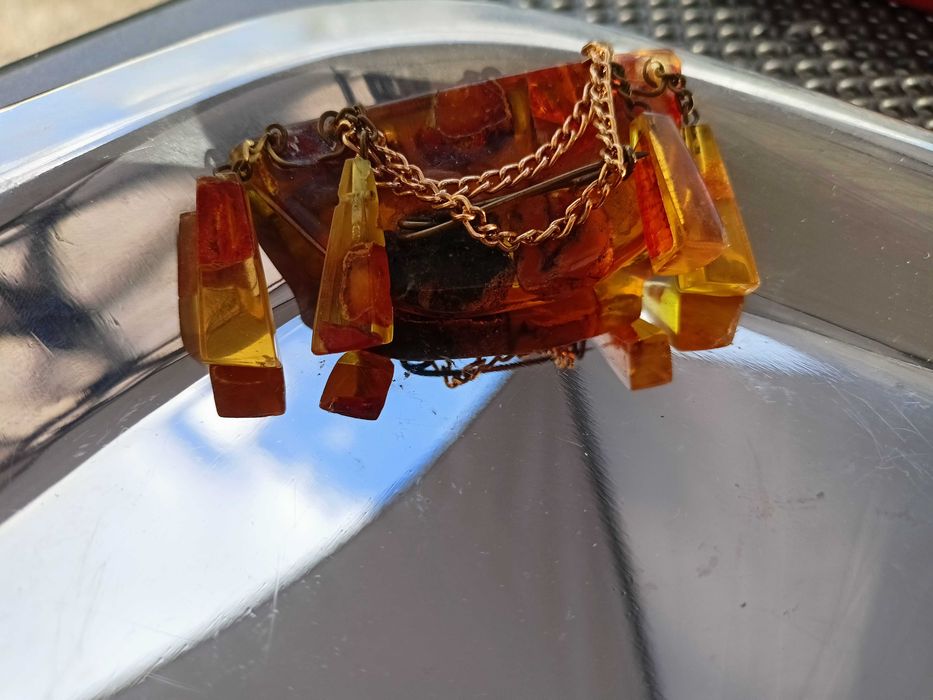 broszka z zatapianymi bursztynami szlifowana vintage