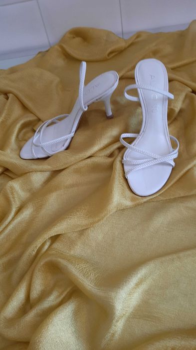 Sandálias modernas brancas da ALDO