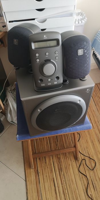 Logitech Z680, 5.1 com subwoofer ativo e 5 satellites