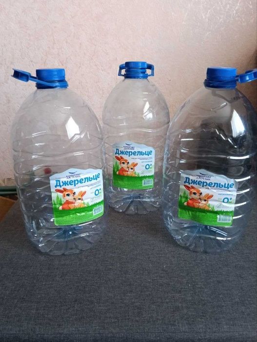 Граблі, годівниці, ножі для січкарні, пляшки, банки