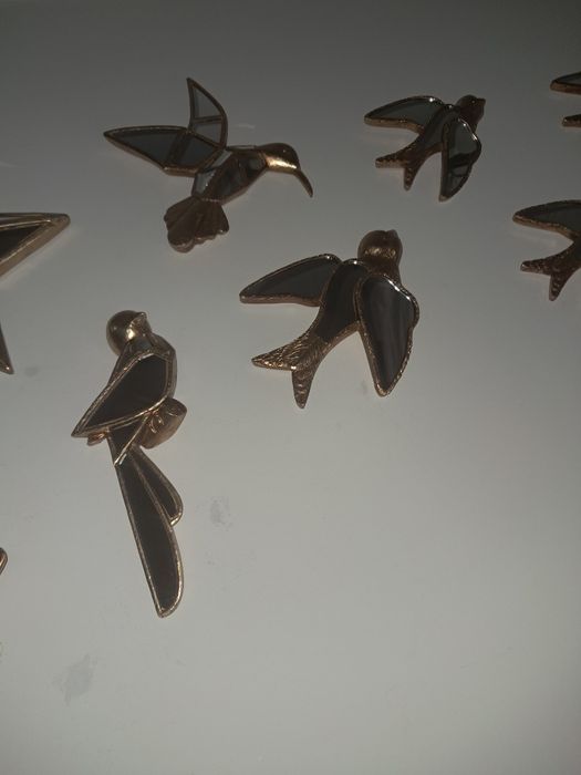 Várias peças em resina e vidro espelhados