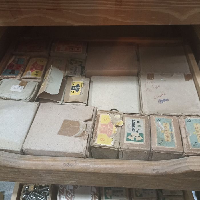 Parafusos antigos em latão