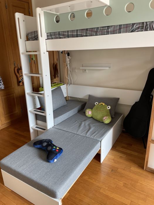Cama alta Flexa white com sofá, prateleira e móvel para TV