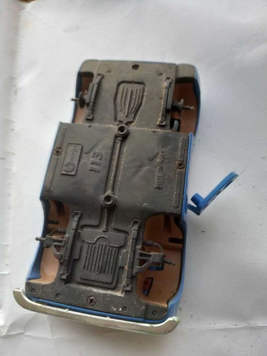 Brinquedo carro clássico descapotável