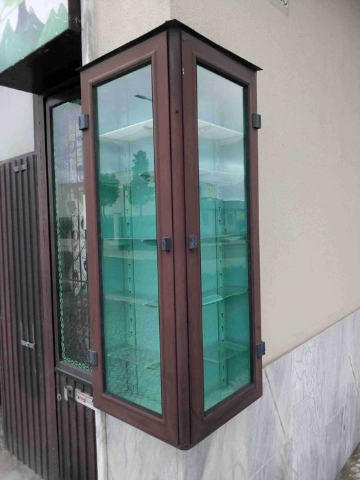 Expositor de alumínio com dupla vitrine em vidro