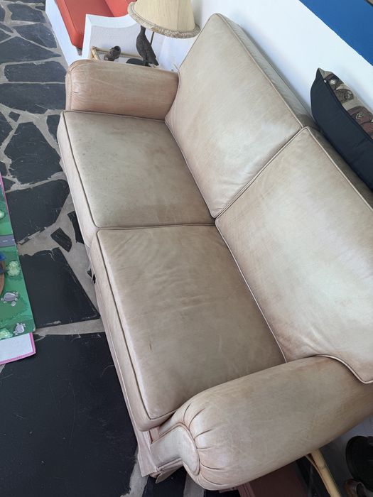 Sofá Cama em pele. Urgente. Venda por mudança de decoração