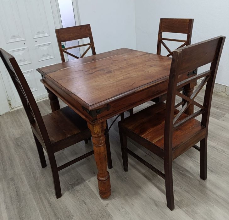 Mesa de madeira maciça, minimalista com 4 cadeiras