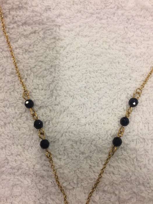 Fio dourado com medalha em forma de urso