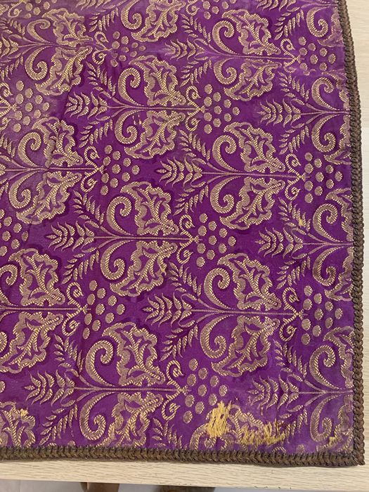 Naperon em brocado rouxo