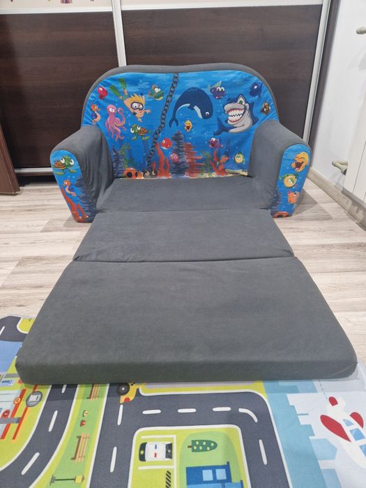Sofa piankowa rozkładana z poduszką i pufą