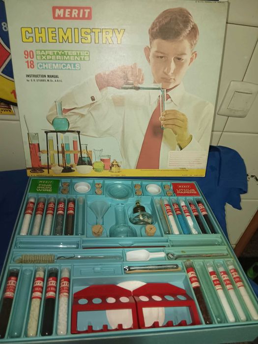 Vários brinquedos e jogos de mesa