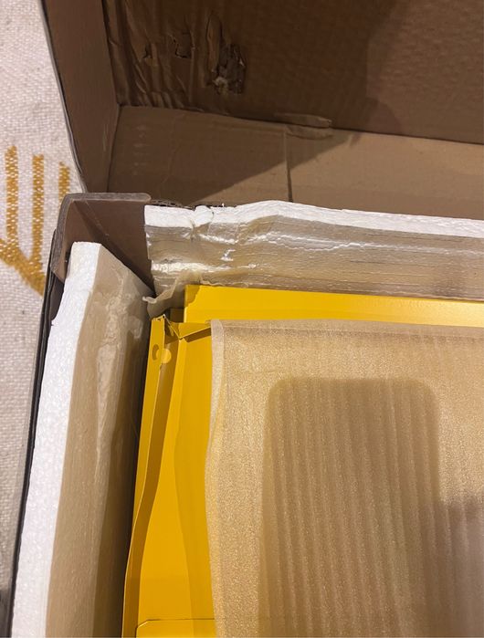 Movel amarelo em aço