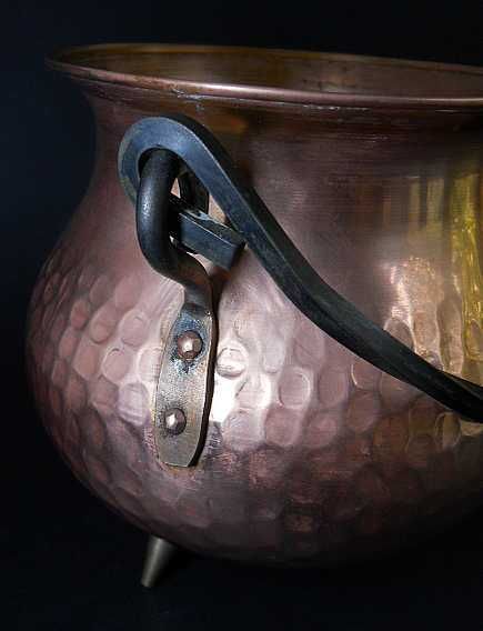 Декоративный медный вазон (кашпо) на латунных ножках