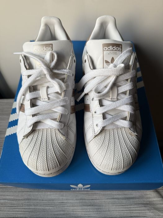 Skórzane, białe (złote akcenty) buty, sneakersy Adidas Superstar 38