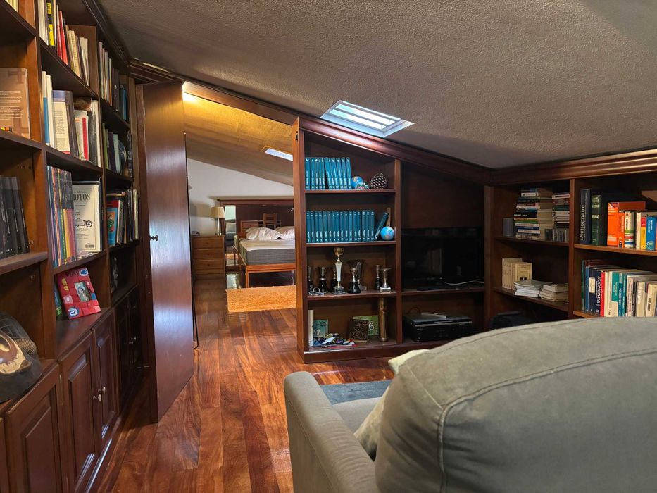 Quarto individual para um estudante em moradia tranquila