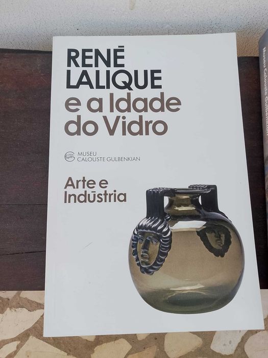 4 livros Calouste Gulbenkian e 1 Botswana
