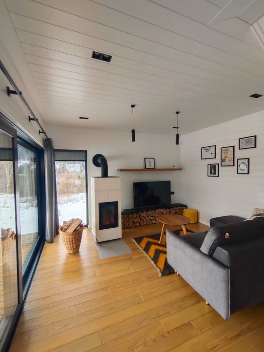 Шикарный сучасный котедж з мальовничими краєвидами гори Карпати є чан