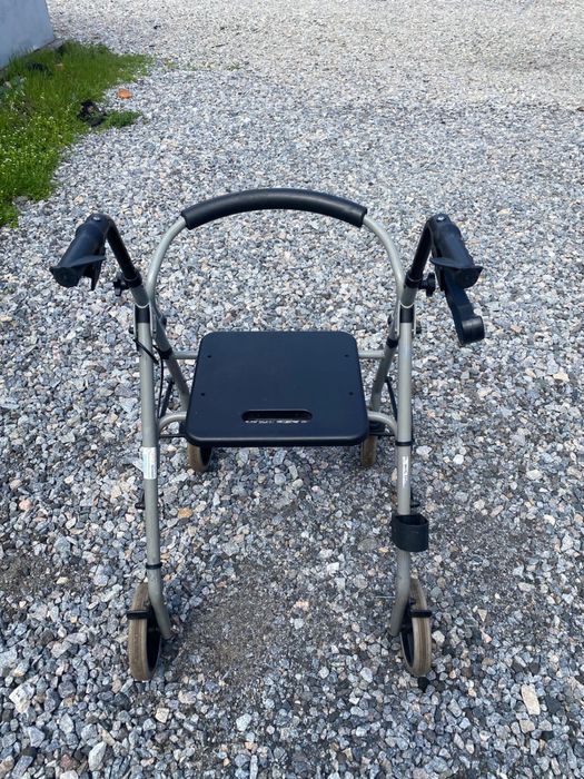 Продам инвалидную коляску