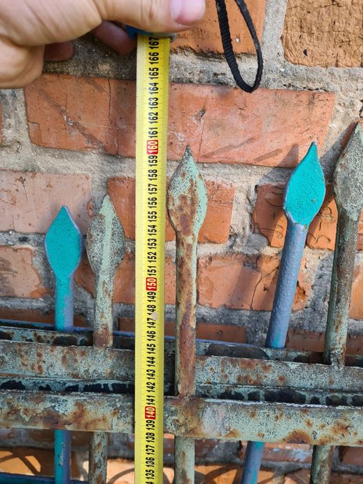 Железный забор с крепкого метала.