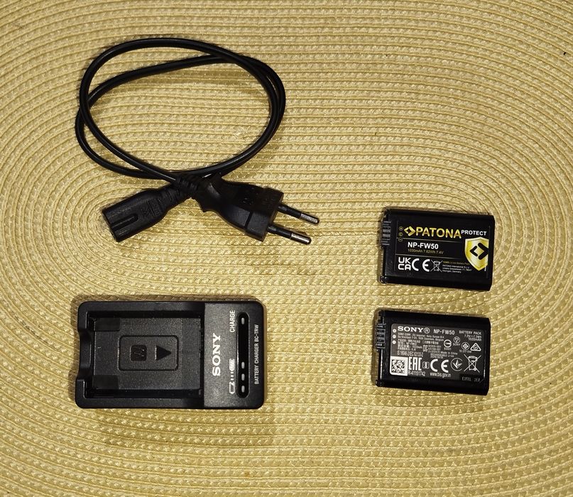 Bateria NP-FW50 Sony Original,  e uma Patona, e  o carregador  Sony .