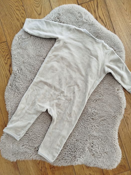Beżowa welurowa piżama pajacyk Kubuś Puchatek H&M 80
