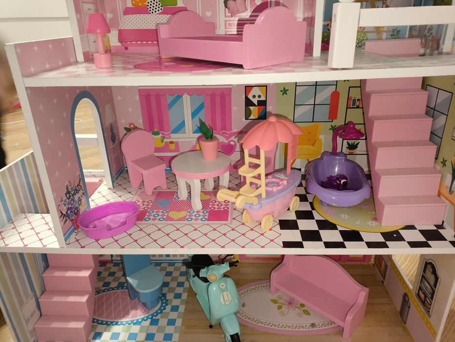 Domek dla lalek drewniany kolorowy wyposażenie