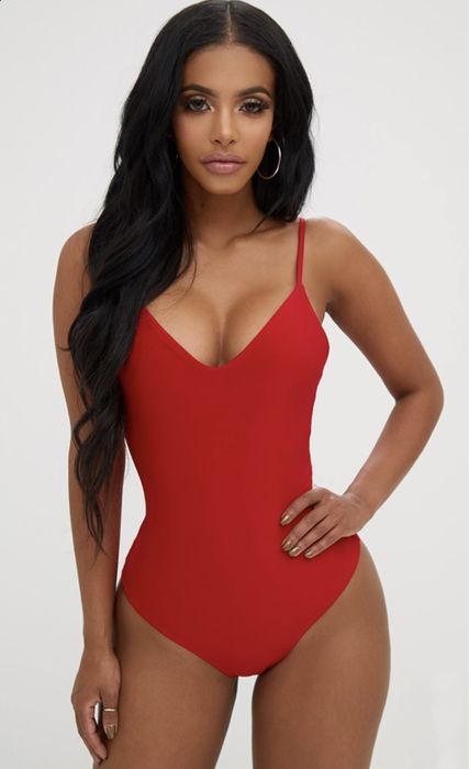 Червоне облягаюче боді з глибоким декольте