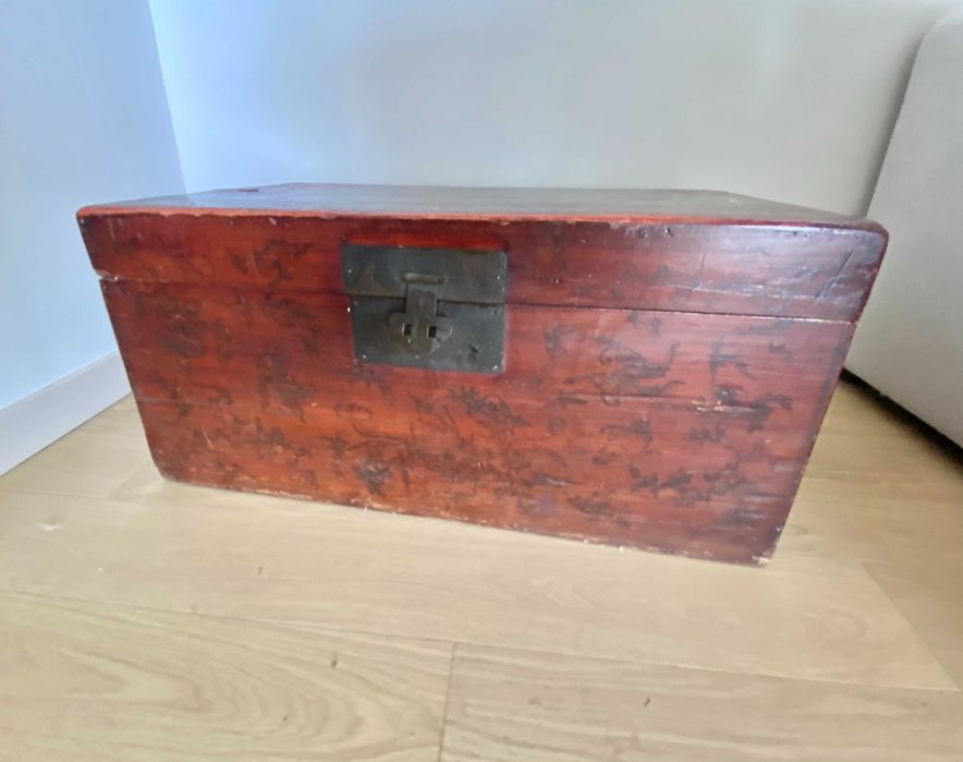 Drewniana skrzynia kolonialna