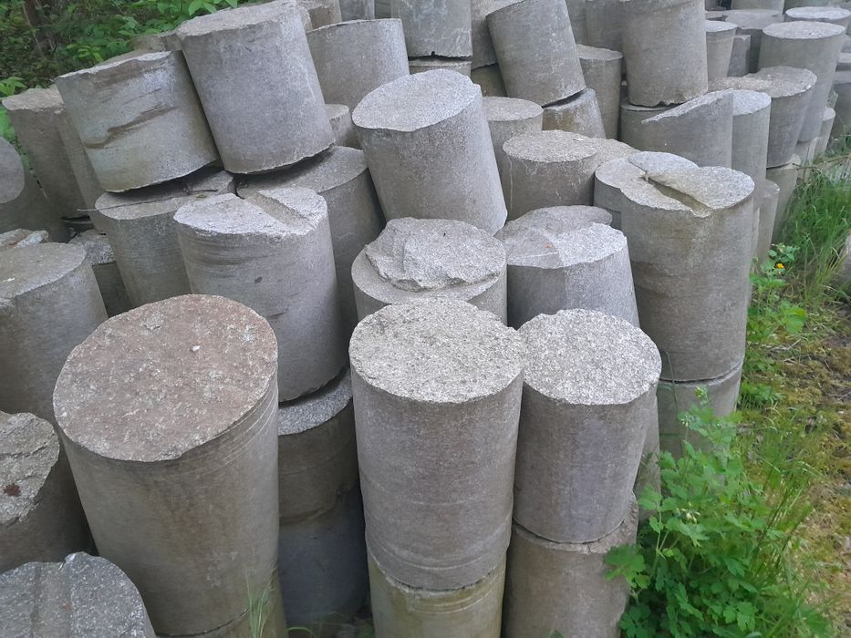 walce granitowe , rdzenie z kamienia ,  postument , słupek, palisada