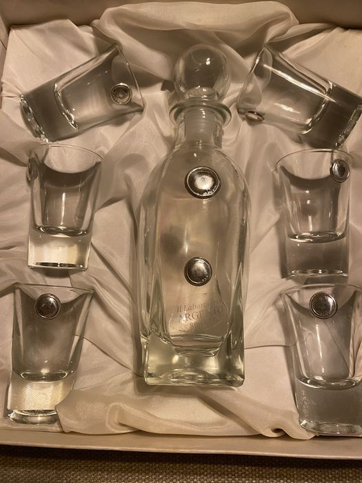 Conjunto de licor com aplicações em prata. Garrafa e seis copos.