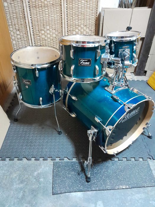 Bateria Fame Maple Standard Jungle com pratos low volume