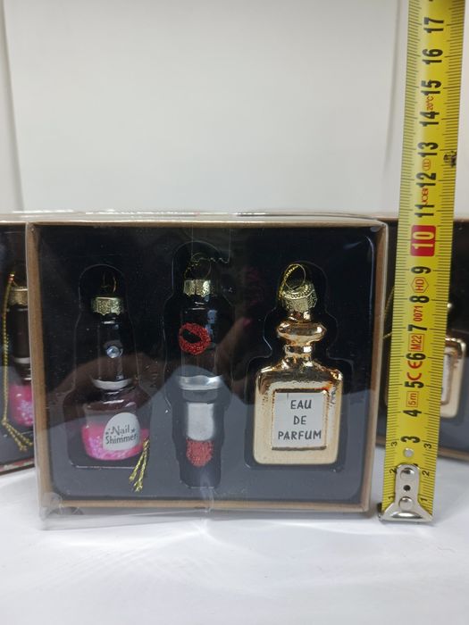 Zestaw szklanych bombek – flakonik perfum, lakier i pomadka