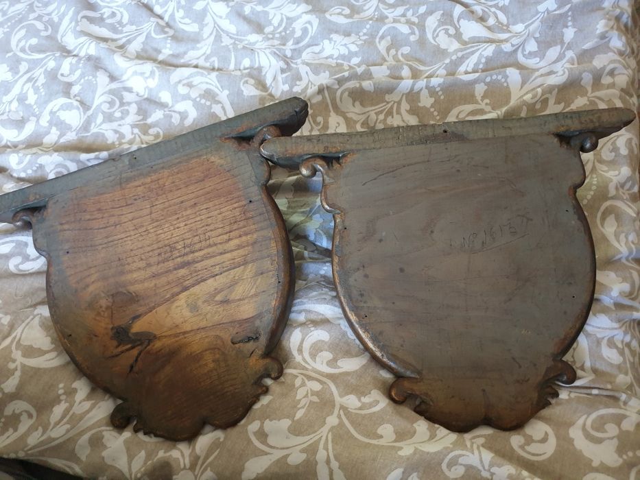 Par de antigas peanhas em talha com cabeças de Deuses Gregos