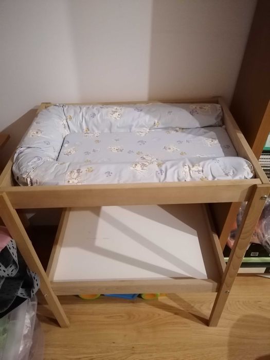 Mesa muda-fraldas em madeira