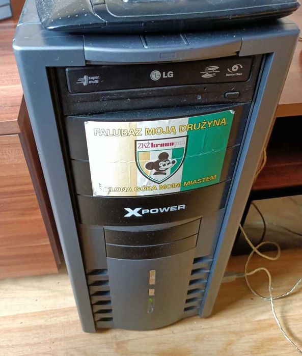 Komputer PC z monitorem