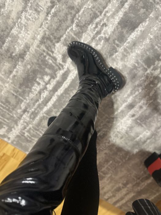 Лакові ботфорди 40 розмір (маломірять)  я ношу 39. Шикарні!