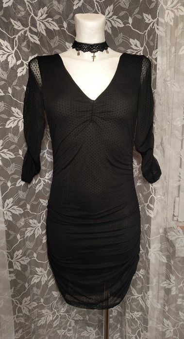 Czarna gotycka sukienka elegancka tiulowa dopasowana Stradivarius 3/4