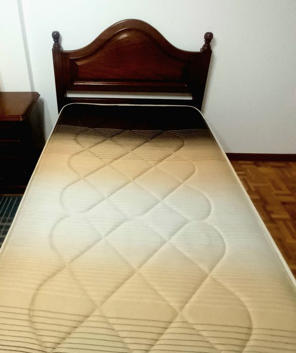 Duas camas de solteiro e mesa de cabeceira em madeira maciça