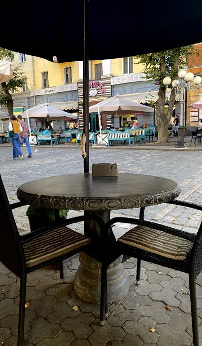 Бетонні столи з лавами для саду