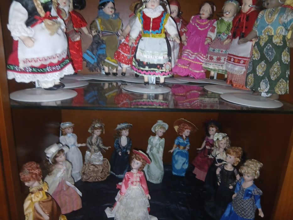 Colecao  24 boneca procelana por 100 €