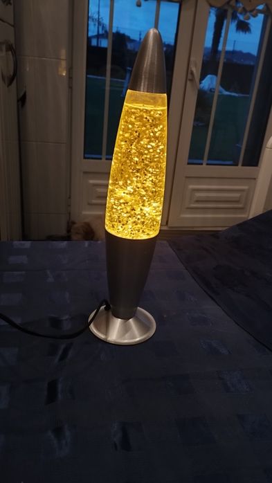 Candeeiro decorativo . Quando ligado solta partículas em movimento