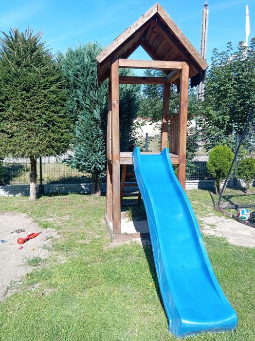 Drewniany plac zabaw ze zjeżdżalnią