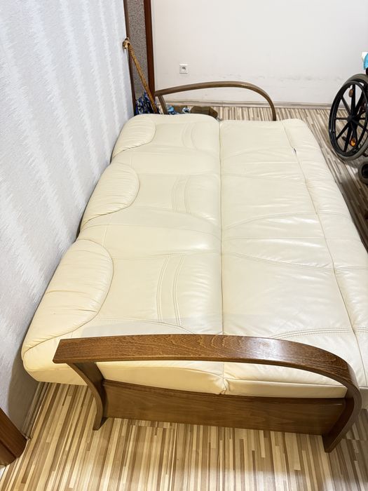 Kanapa ze skory uszkodzona .