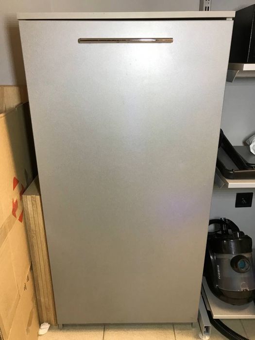 Подам тумбу сірого кольору