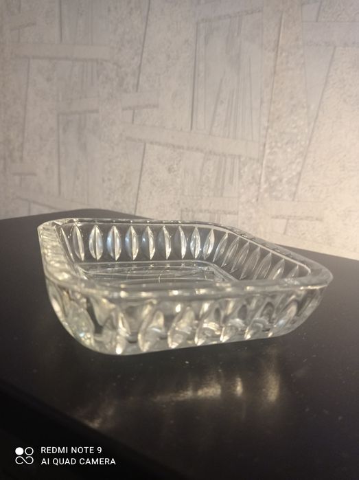 Продаю хрустальные вазы и стеклянные конфетницы.