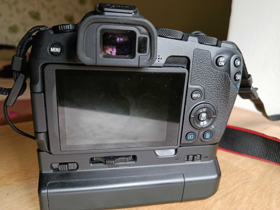 Фотоапарат Canon r8 + батарейний блок