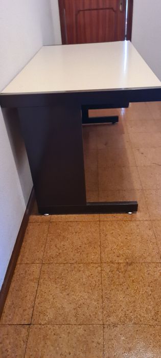 Secretária com 3 gavetas.64739506324482121