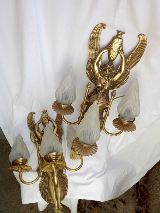 Par de Apliques de Parede em Latão Dourado — Estilo Império, com Tulipas de Vidro
