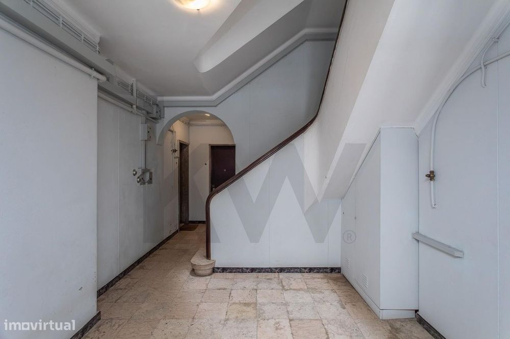 T2 renovado com varanda na Estrela | 2.300€/mês